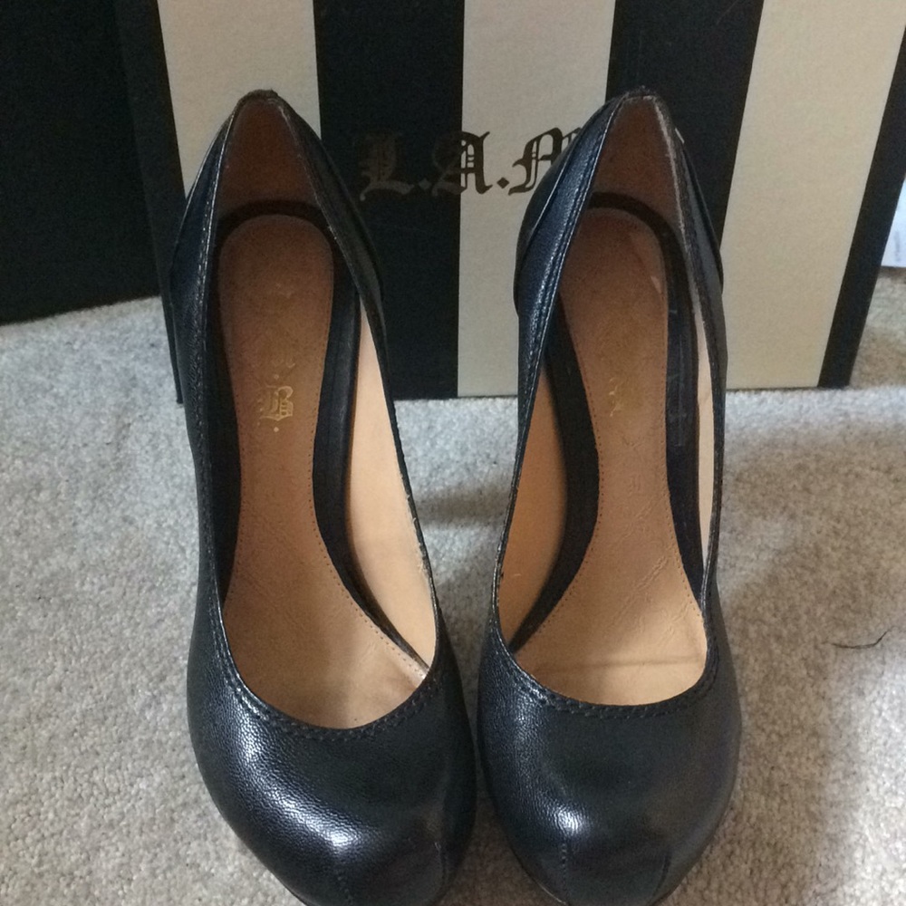 PREOWNED L.A.M.B BLACK LEATHER PUMPS